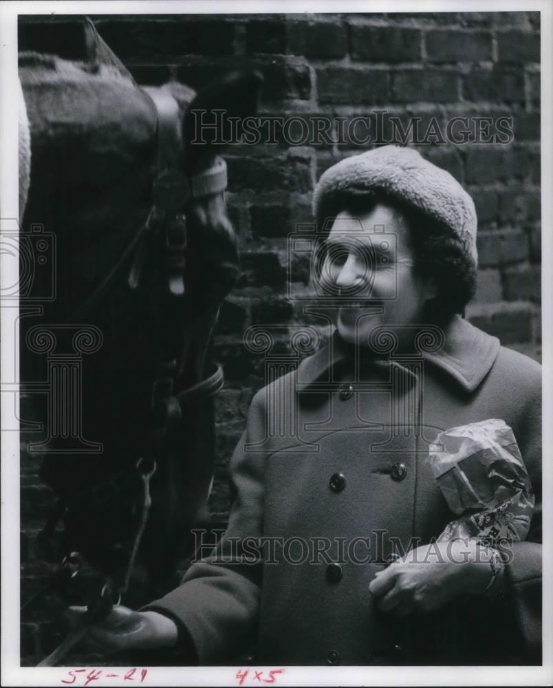 1975 Press Photo Cathy Heppe, Friend to Cleveland Mounted Police - cvp22142 - Historic Images