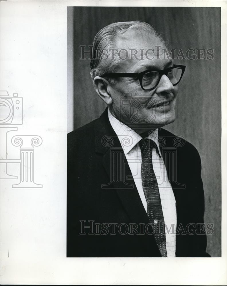 1970 Press Photo Floyd Clifton relocation and housing supervisor - ora10642 - Historic Images