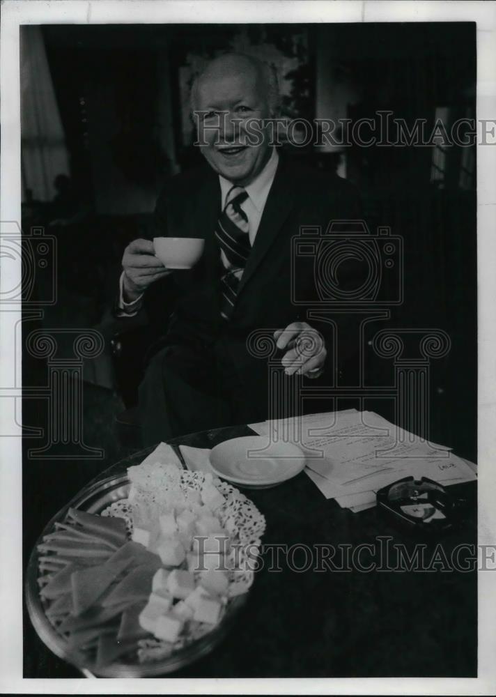 1975 Press Photo Martin Herman in The Oregonian-James Beard cookbook contest - Historic Images