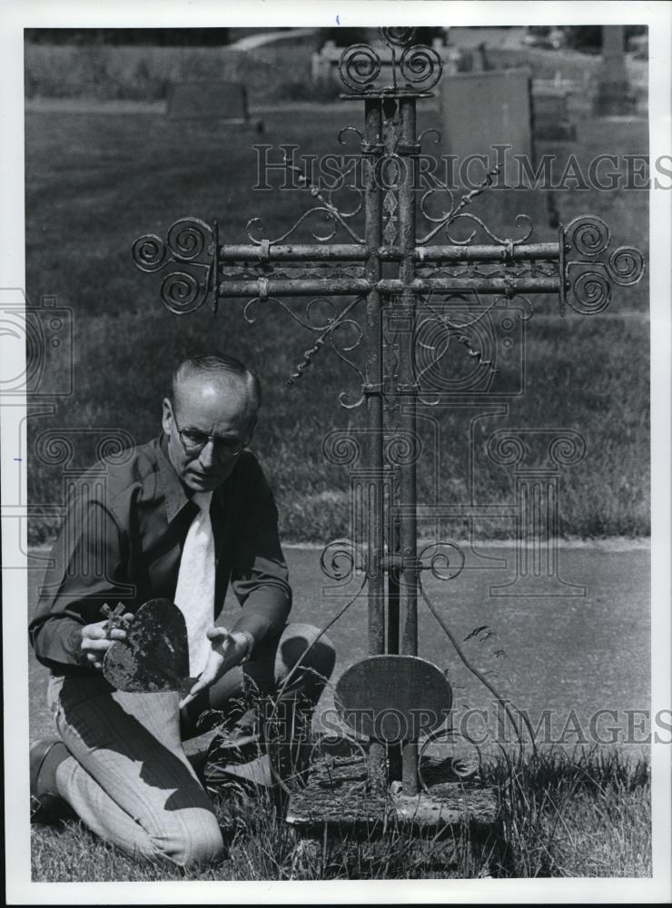 1975 Press Photo St. Paul Postmaster Joe McKay Pioneers Cemetary Willamette - Historic Images