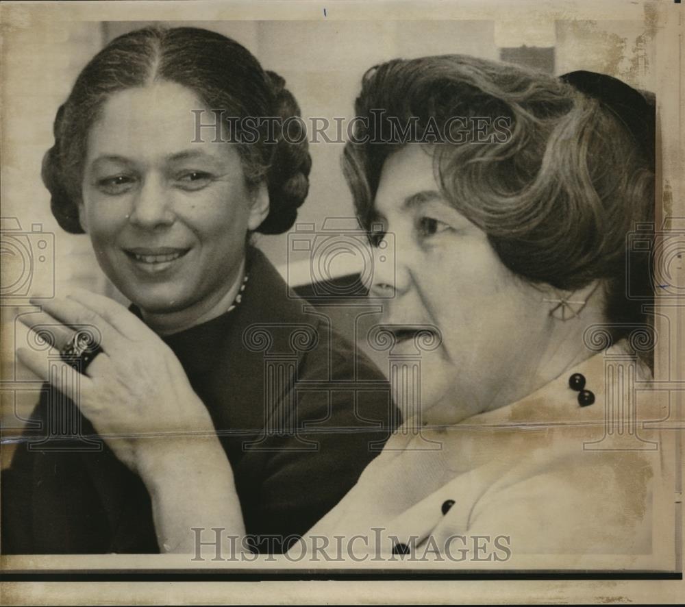 1972 Press Photo Educational psychologists Mrs. Barbara Bowman and Dr. Maria - Historic Images