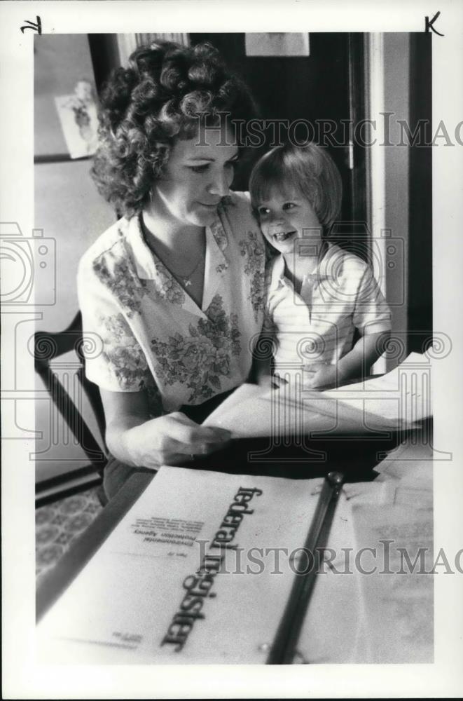 1984 Press Photo Uniontown hazardous waste fighter Bonnie Morris with Kathy - Historic Images