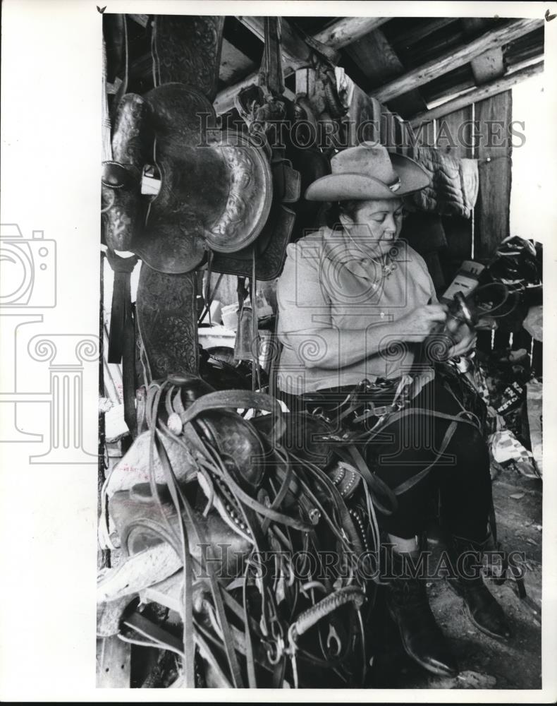 1972 Press Photo June Brown with saddle gear for her trail horse business - Historic Images