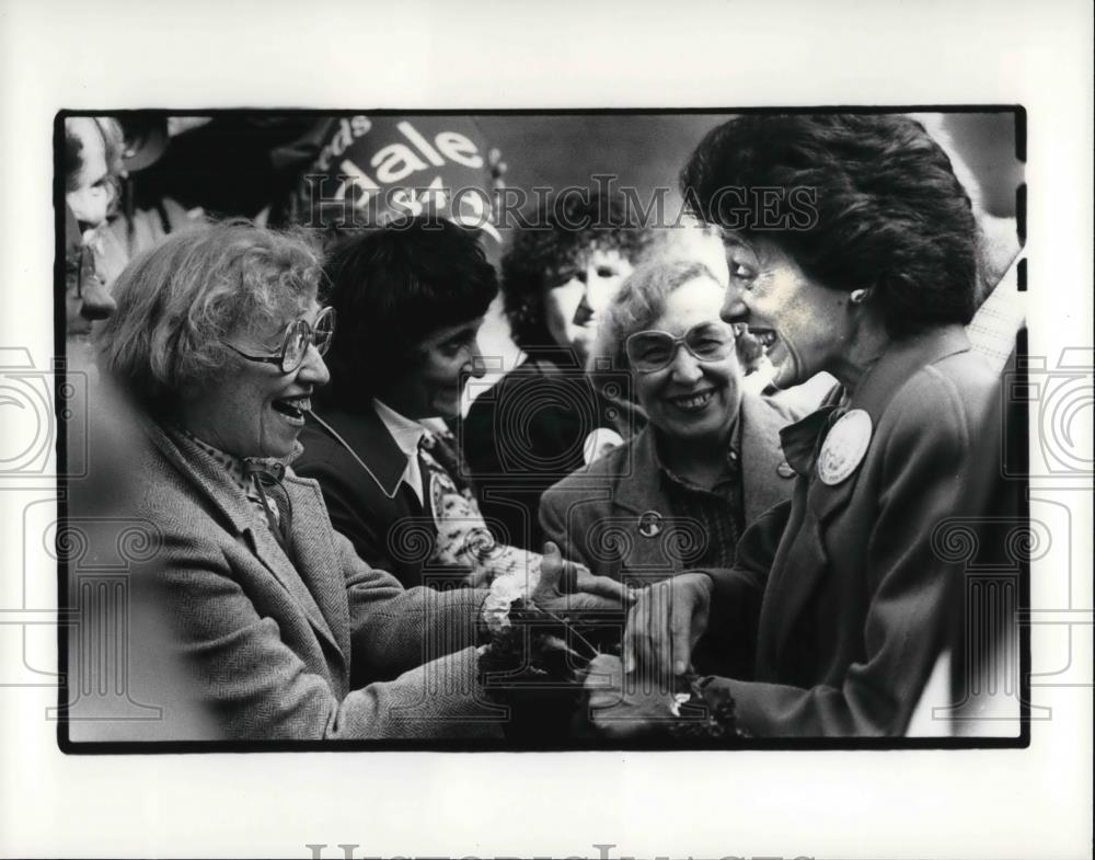1984 Press Photo Joan Mondale at the zoo for the Dem Steer Roast - Historic Images