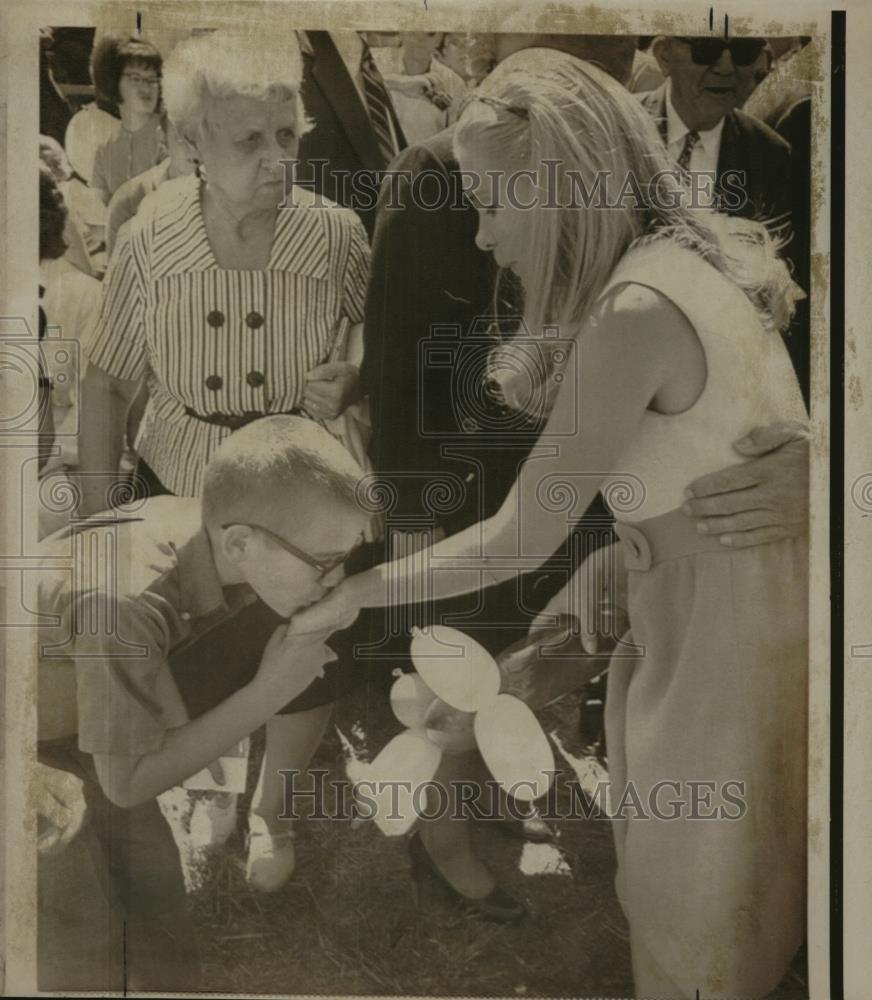 1970 Press Photo Art Hembree Kisses Hand Of Tricia Nixon At Southeastern Fair - Historic Images