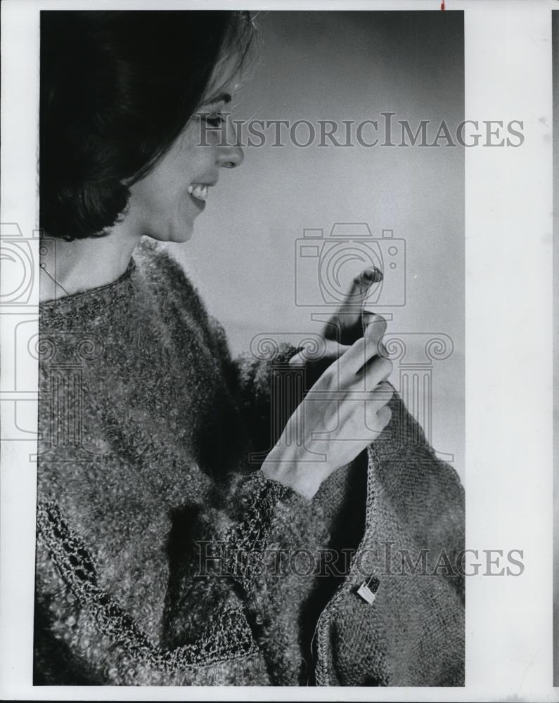 1978 Press Photo Weaver Nancy Pollock at work - Historic Images