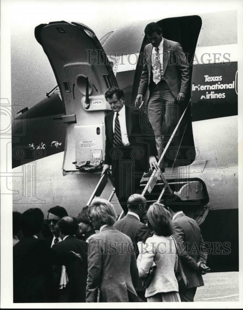 1980 Press Photo Sen. Edward M Kennedy arrived in Ohio - Historic Images