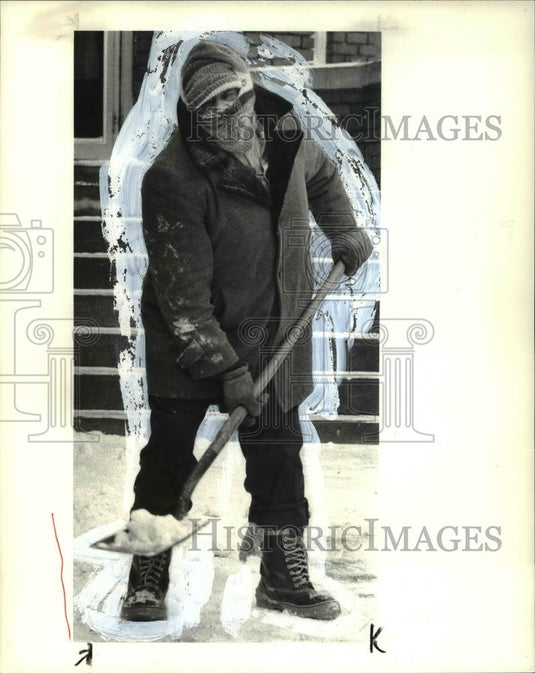 1984 Press Photo Charles Morris shovel the snow in the church - Historic Images