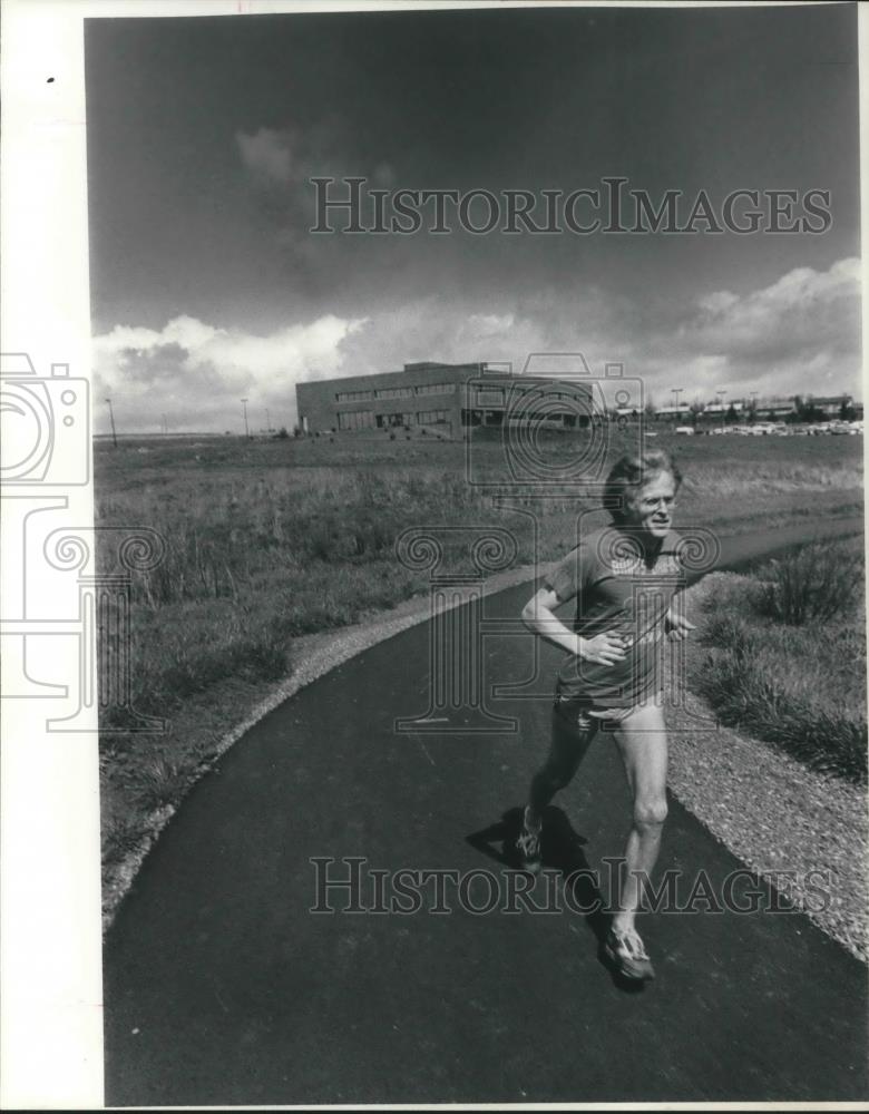 1980 Press Photo Bob Campbell likes to run before or after work on a pathway - Historic Images