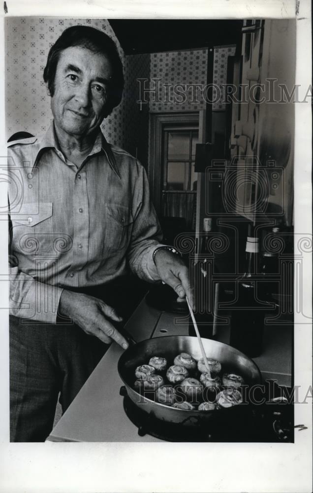 1976 Press Photo Al Gould gently turns mushrooms for his special beef dish - Historic Images