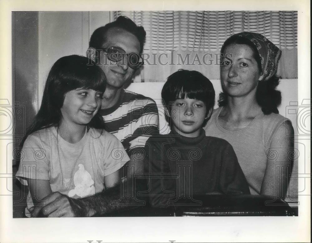 1980 Press Photo John and Janis Brown, with Children Christine, Patrick God In S - Historic Images