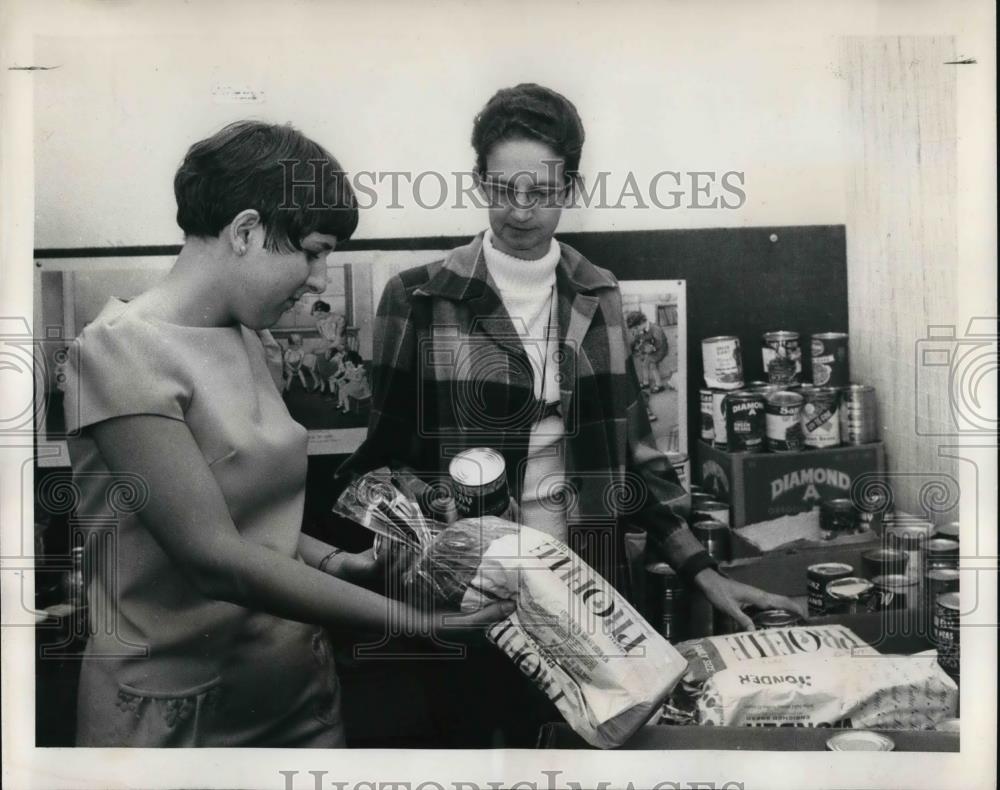 1969 Press Photo FISH Director Mrs. Jean Higgin botham , Leslie Baxter - Historic Images