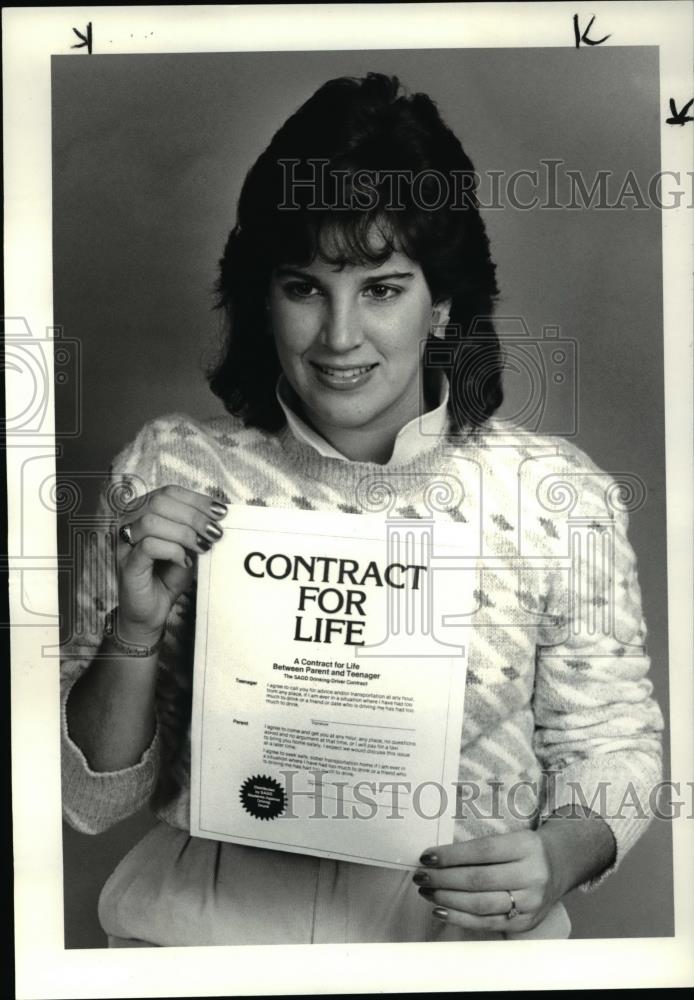 1984 Press Photo Jennifer Rusnak and her parent&#39;s contract - Historic Images