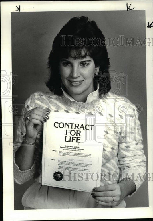 1984 Press Photo Jennifer Rusnak and her parent's contract - Historic Images