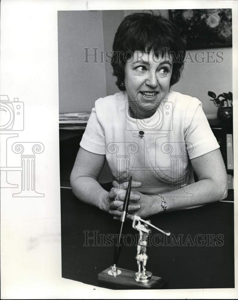 1971 Press Photo Inez Henneman controller of the Oregon Bank - ora35145 - Historic Images