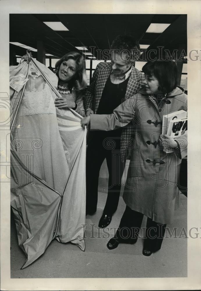 1977 Press Photo Neil &amp; Margie Goldschmidt(mayor), tournament of Roses Diana - Historic Images