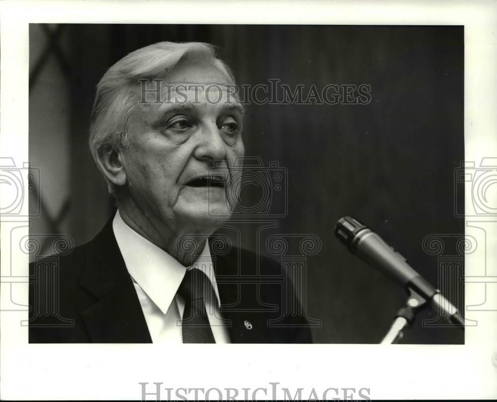 1987 Press Photo Adolph Posnik of the Ferro Corporation - Historic Images