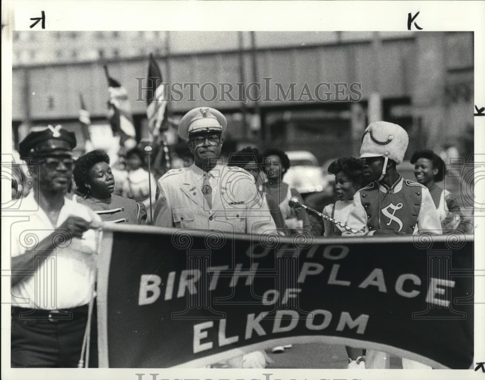 1984 Press Photo Major General Clem Puryear of Cincinnati Elks, during parade - Historic Images