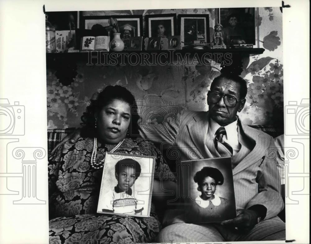 1987 Press Photo Ed &amp; Nora Elain Montgomery w/ Andre and Latausha&#39;s portraits - Historic Images