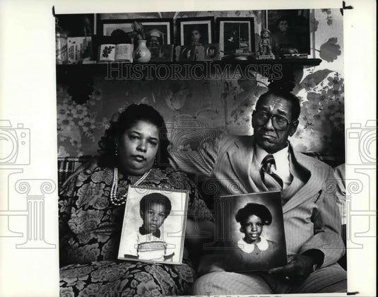 1987 Press Photo Ed & Nora Elain Montgomery w/ Andre and Latausha's portraits - Historic Images