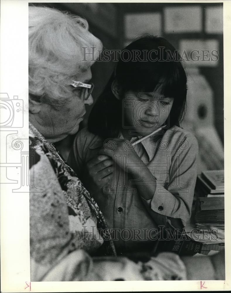 1981 Press Photo Teacher Alyce Harper teach Becky Lloyd how to spell word - Historic Images