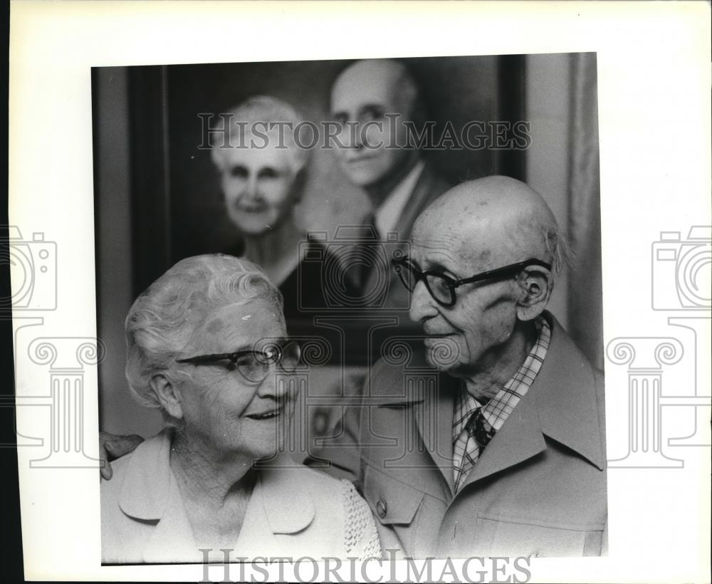 1980 Press Photo Clara and Ben Higgins married 70 years ago pose w/ portrait - Historic Images