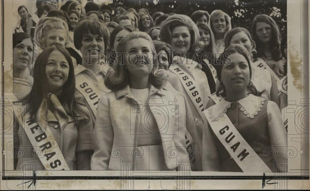 1970 Press Photo Tricia Nixon with Beauty pageant entrants - ora12743 - Historic Images