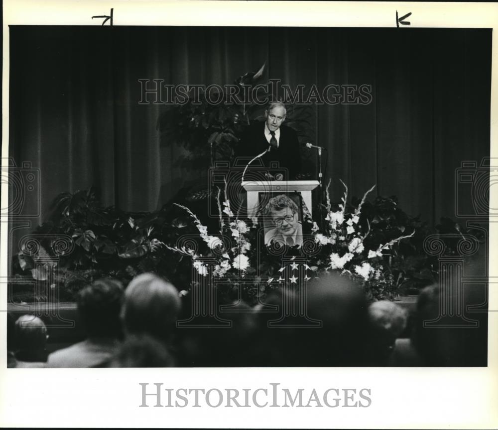1980 Press Photo Former Gov Tom McCall Speaks At Memorial Service - ora03885 - Historic Images