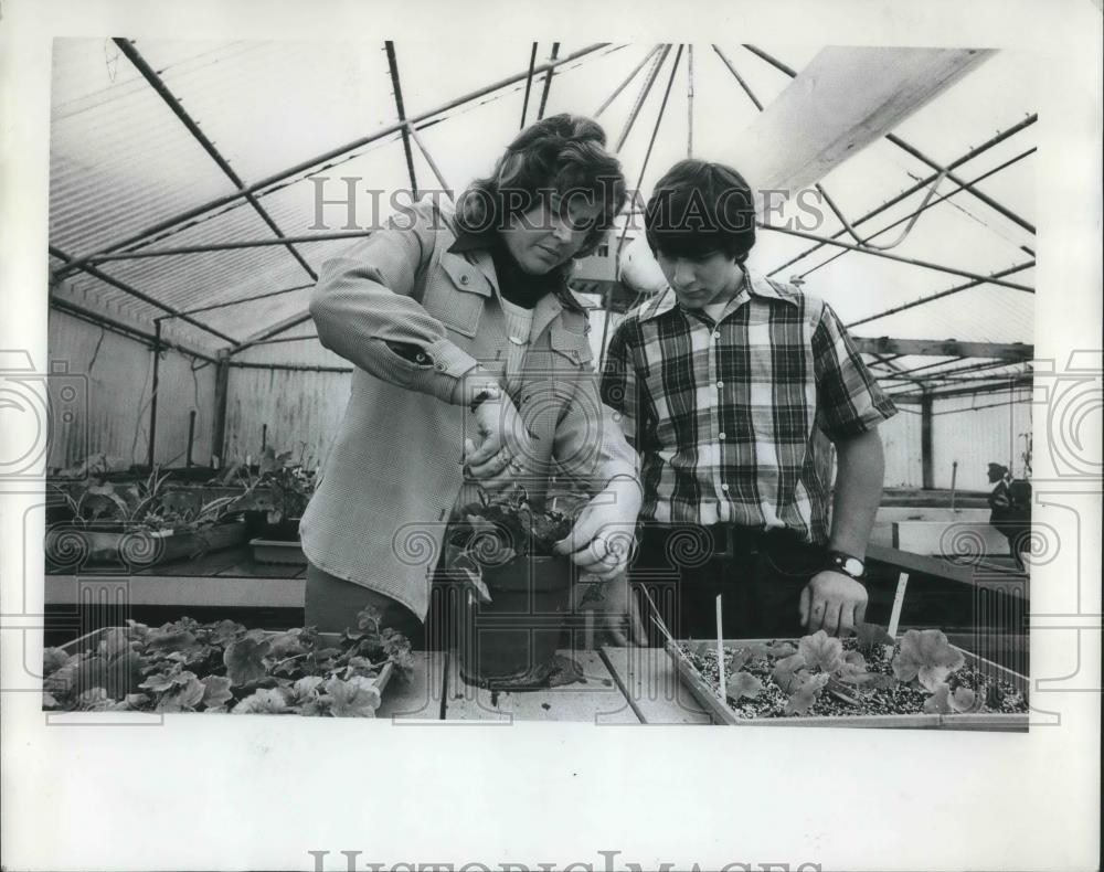 1975 Press Photo OR. only Ag teacher Jacque Deeds show Ag student Tim Seliken - Historic Images