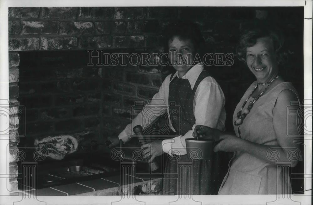 1975 Press Photo Vona Dennis(left) and Esther Hiatt grilling - ora16376 - Historic Images