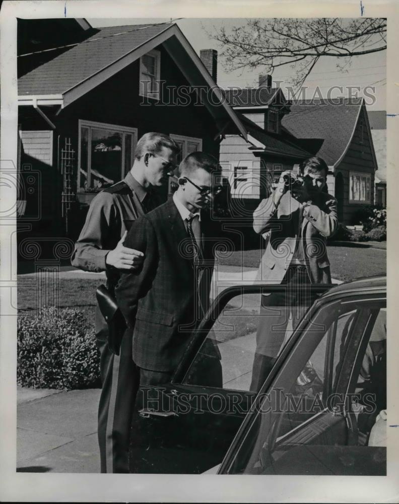 1968 Press Photo Officer Harold Freshow Directs Harry Kantas To Patrol Car - Historic Images
