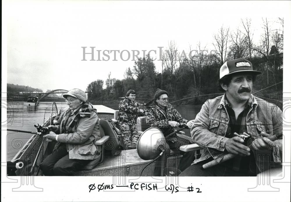 1986 Press Photo Stephen Koler fishes on an expedition on the Willamette River - Historic Images