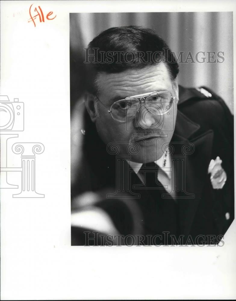 1982 Press Photo Suspended Police Cheif Tom McClure at a Council Meeting - Historic Images