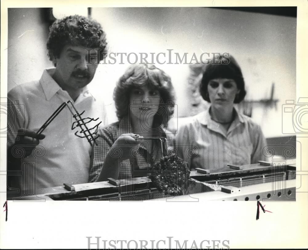 1981 Press Photo Robert Berg and Daugther Oindy Make Burgers - ora05604 - Historic Images