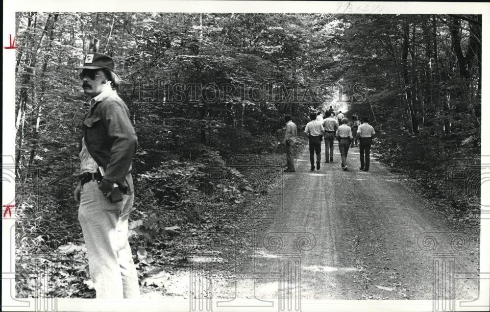 1980 Press Photo Searchers peel off every 500 feet before starting in woods - Historic Images