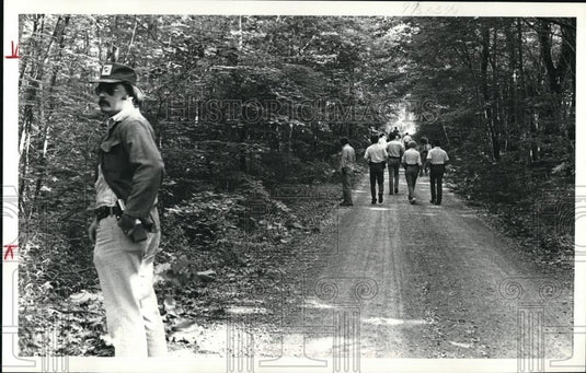 1980 Press Photo Searchers peel off every 500 feet before starting in woods - Historic Images