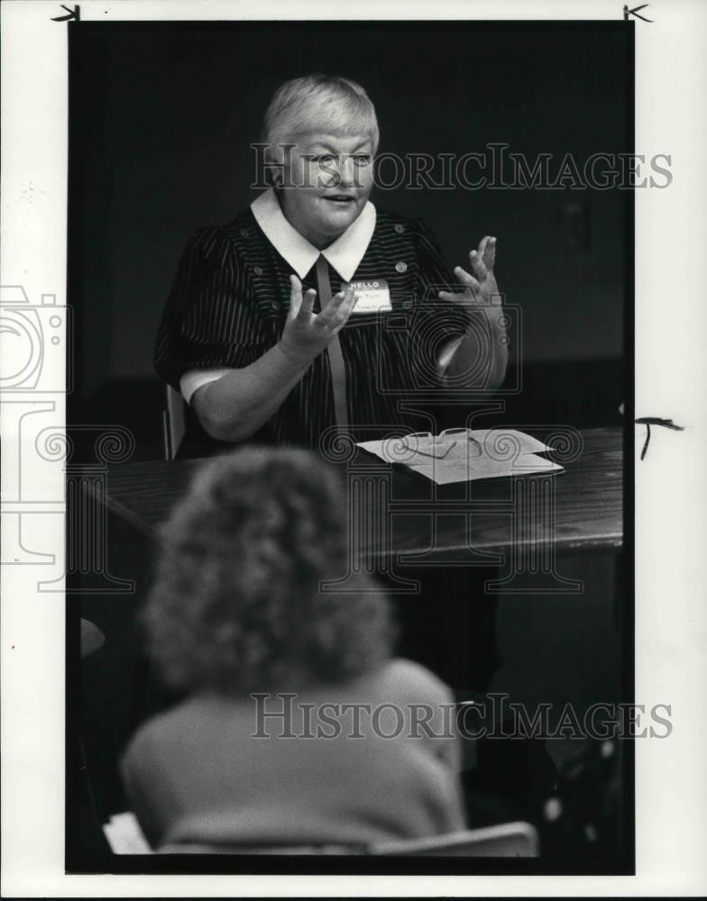 1986 Press Photo Lora Murphy talks about teaching - Historic Images