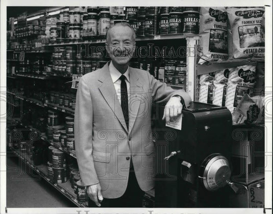 1986 Press Photo Charles Moses Ashtanula Grocer Protest the increase in Coffee - Historic Images