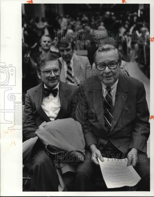 1981 Press Photo The Gov talking with Ohio Court Judge Alvin Krenzler - Historic Images