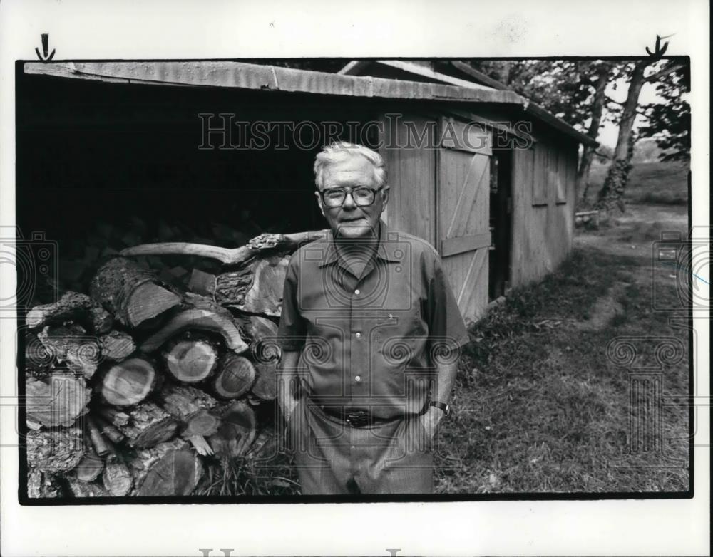 1985 Press Photo Frederick F. McClure in front of his maple shed - Historic Images