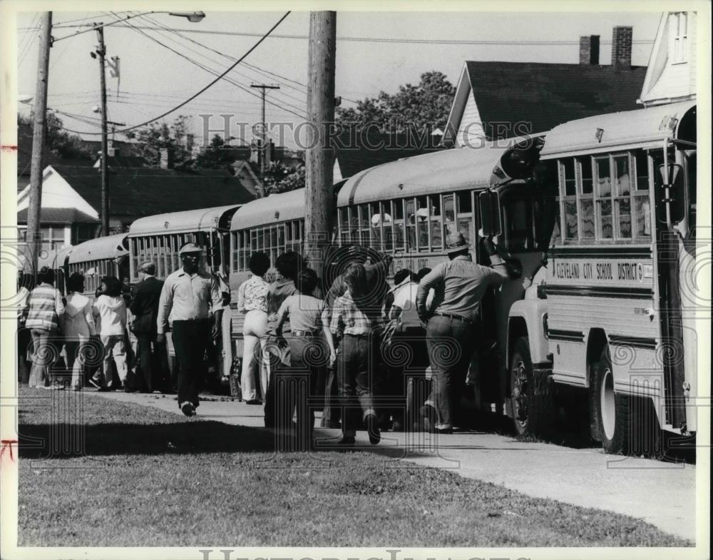 1979 Press Photo Student look for bus to retrun home at A.B. Hiart - Historic Images