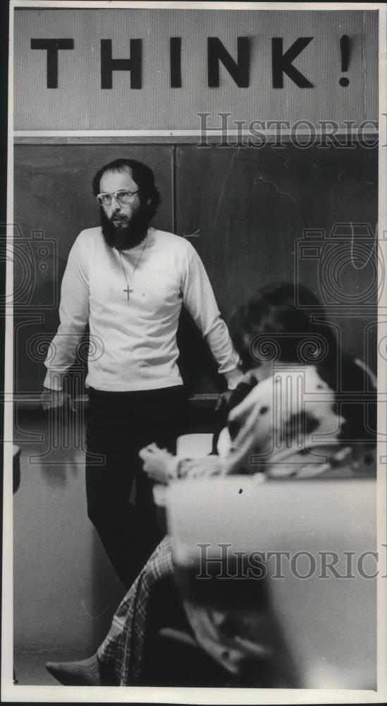 1973 Press Photo Grant Cooney gives a talk to 29 women inmates at a jail - Historic Images