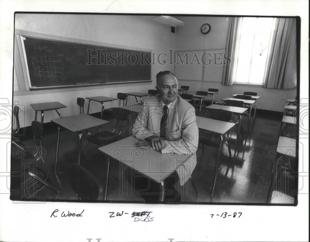 1987 Press Photo Superintendent Lane DuBose will resign this position at the en - Historic Images
