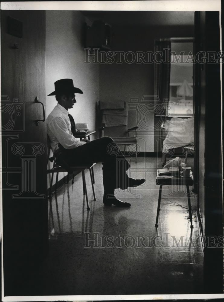 1974 Press Photo Patient Carl Bowles w/ armed guard at Coeur d&#39; Alene, Idaho - Historic Images