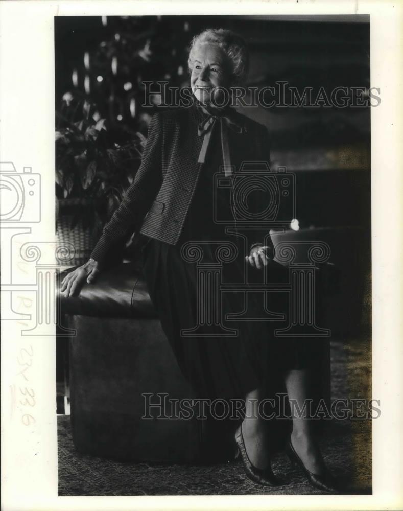 1985 Press Photo Marcia Dixon as she poses, simply but elegant - ora16481 - Historic Images