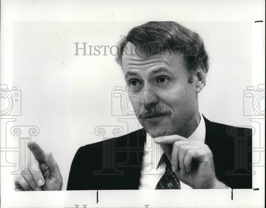 1986 Press Photo Don Martin writes a guide for Coupkes with joint asset - Historic Images