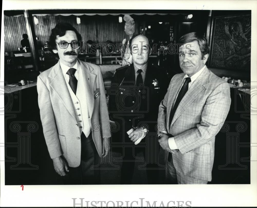 1980 Press Photo Dick Emerson, Sheriff Edgar Martin Flank, Deputy MacGregor - Historic Images
