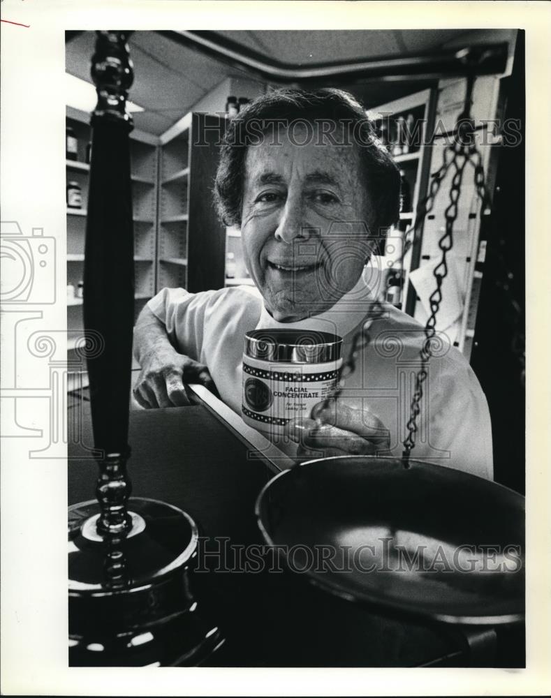 1980 Press Photo Bob Heldfond with His Anti-Wrinkle Cream He Developed - Historic Images