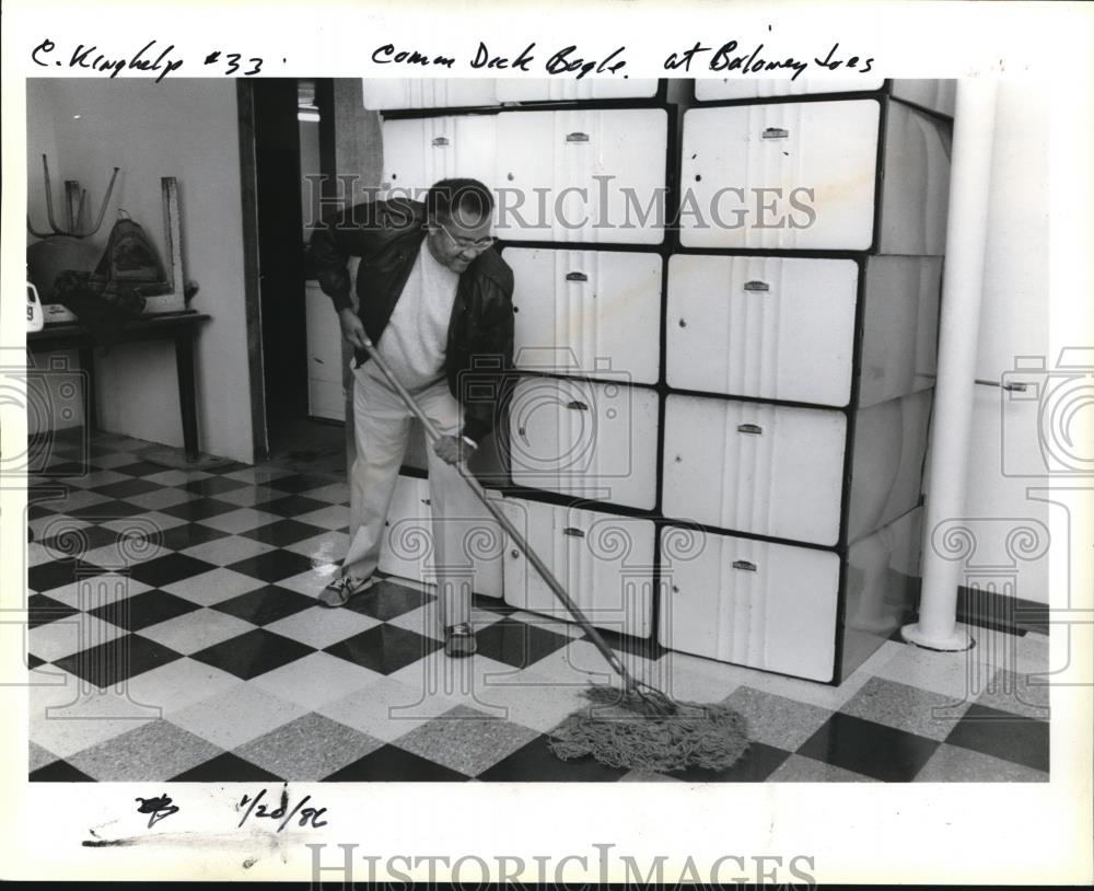 1986 Press Photo Dick Bogle, city commissioner at Baloney Joes mopping - Historic Images