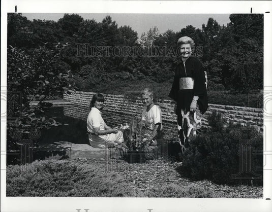 1987 Press Photo Ellen Long, Penny Theis & Marie Melby at the Holden Arvoretum - Historic Images